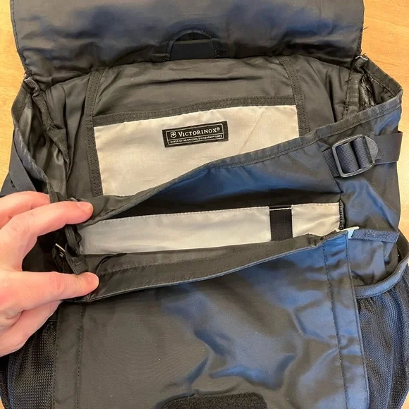 Vintage '90s Victorinox (swiss army knife) messenger bag